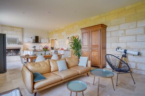 TV, fireplace - La Maison des Vignes (Montagne)