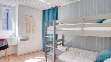 2 slaapkamers, een strijkplank/strijkijzer, gratis wifi, beddengoed