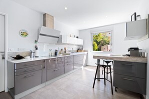 Fridge, microwave, oven, dishwasher - La Villa d’Opio - Avec beau jardin et piscine (Opio)