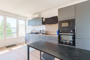 Fridge, microwave, oven, dishwasher - La Parenthèse Thermale - Appt avec parking privé (Nancy)