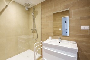 Hair dryer, towels - La Parenthèse Thermale - Appt avec parking privé (Nancy)