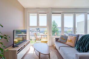 TV, DVD player - La Parenthèse Thermale - Appt avec parking privé (Nancy)