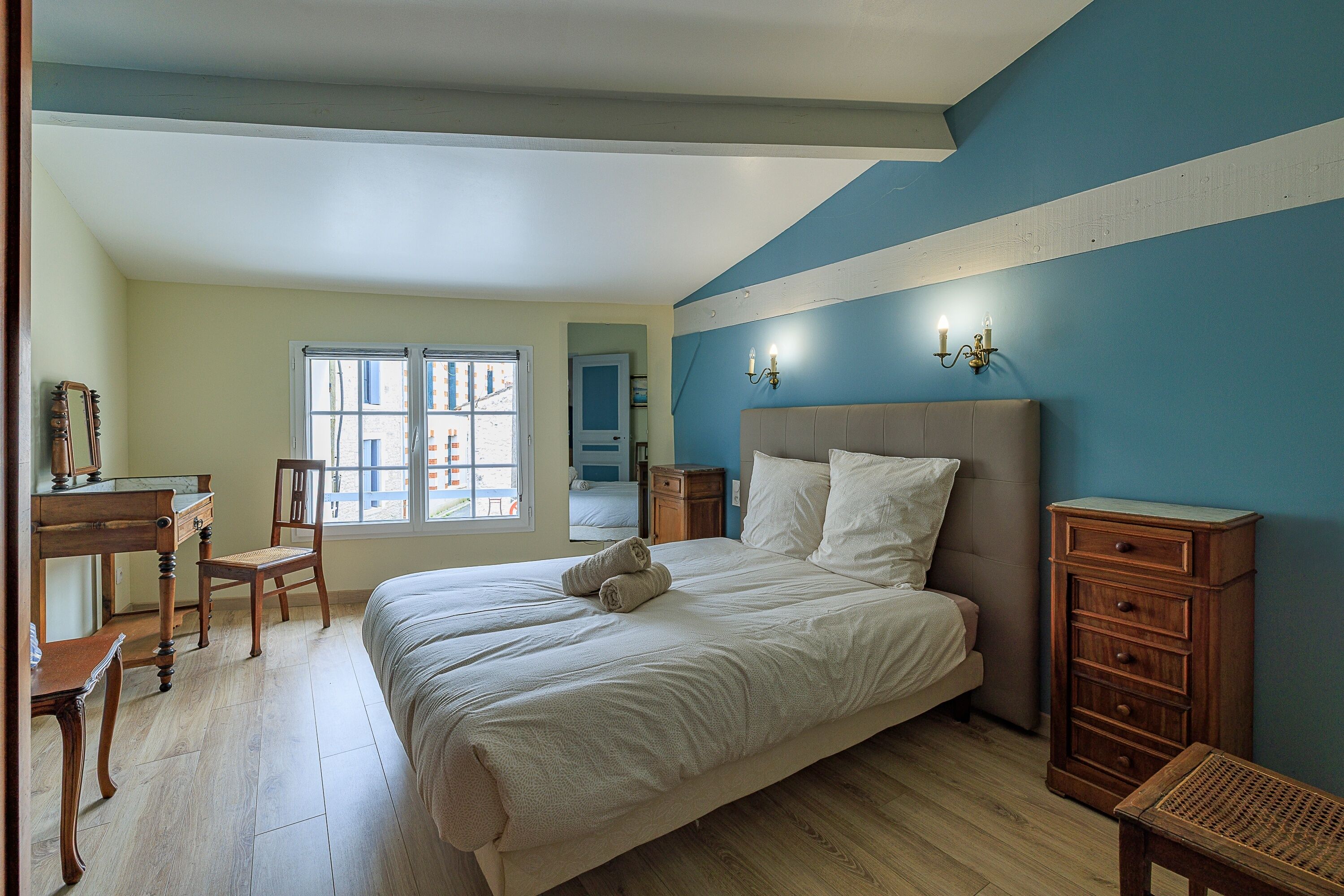 Tabla de planchar con plancha y ropa de cama 