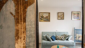 Ein Zimmer mit einer Couch, einem Couchtisch und drei Bildern an der Wand.