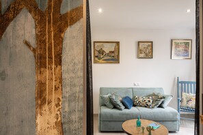 A room with a sofa, a coffee table, and three paintings on the wall. - U chjucu ortu di Calinzana - Le petit jardin (Calenzana)