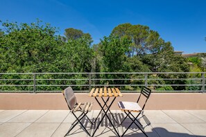 Outdoor dining - Oakline Azur - Bel appartement avec terrasse (Saint Raphael)