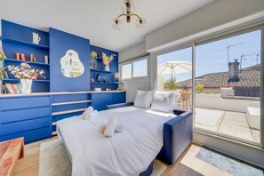 Free WiFi, bed sheets - Le Nid Bleu - Studio Apartment, Sleeps 2 (Libourne)
