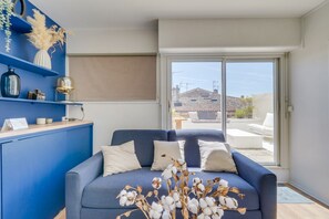 TV - Le Nid Bleu - Studio Apartment, Sleeps 2 (Libourne)