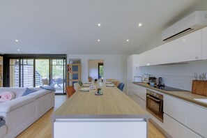 Fridge, microwave, oven, dishwasher - Villa Bonheur - Piscine face au port de La Teste (La Teste-de-Buch)