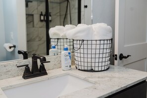 Dusche, Handtücher, Seife, Shampoo