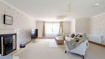 Luxury Bungalow, Patio, Garden View | Living area