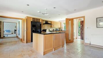 Luxury Bungalow, Patio, Garden View | Private kitchen