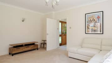 Luxury Bungalow, Patio, Garden View | Living area