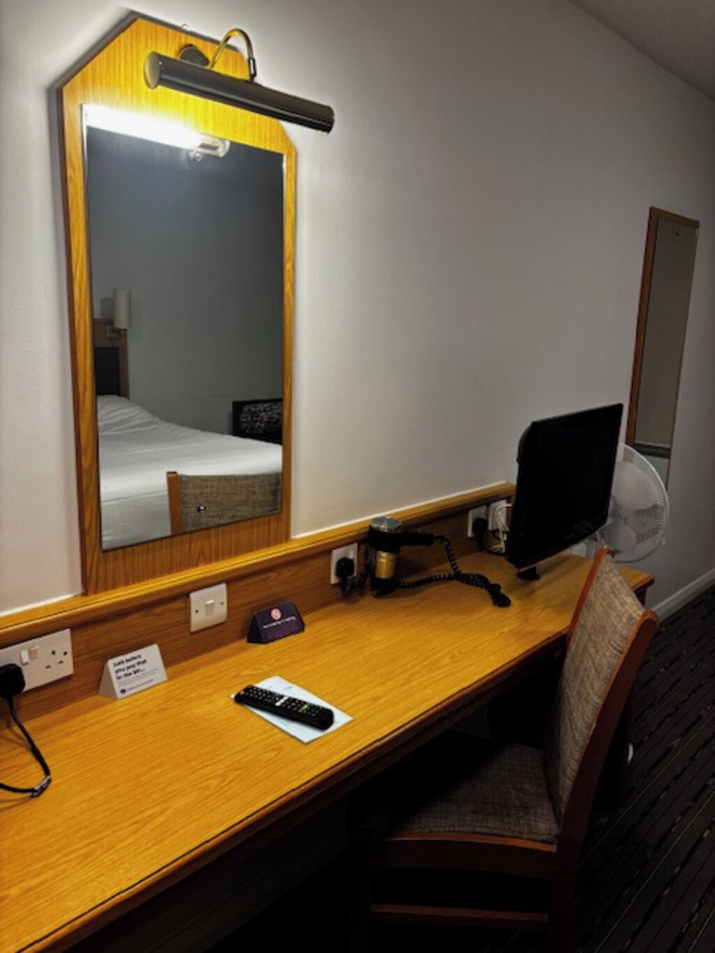 Cortinas blackout, tabla de planchar con plancha y cuna de viaje 