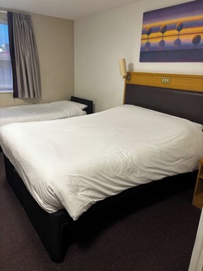 Family Quadruple Room | Blackout drapes, iron/ironing board, travel crib, free WiFi - Monifieth Farm Hotel (Monifieth)