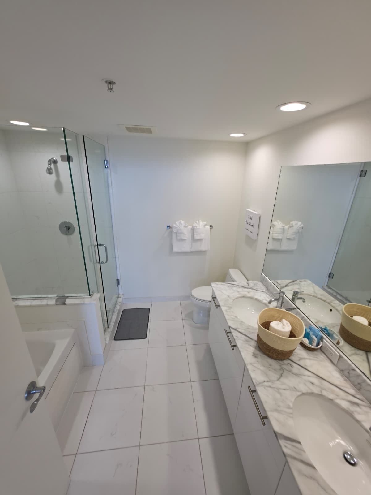 Hårføner, håndklær, såpe og toalettpapir