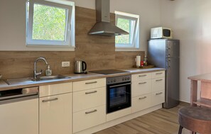 Refrigerador, parrilla de estufa, lavavajillas y cafetera y tetera 