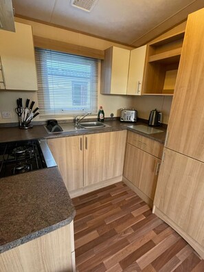 Private kitchen - Golden Palm Resort - The Appleby PG215 - Coastal Caravan Breaks (Chapel Saint Leonards)