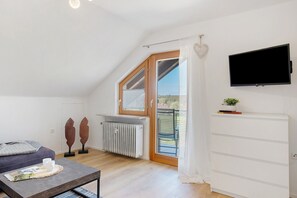 TV - Dog-Friendly Apartment with 2 Balconies and Wi-Fi (Bräunlingen)
