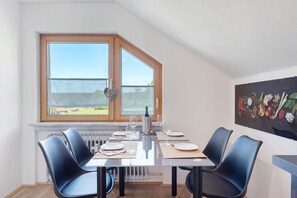 Dining - Dog-Friendly Apartment with 2 Balconies and Wi-Fi (Bräunlingen)