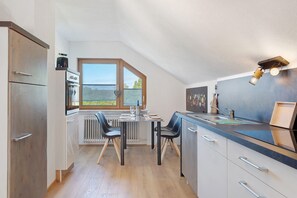 Fridge, oven, stovetop, dishwasher - Dog-Friendly Apartment with 2 Balconies and Wi-Fi (Bräunlingen)