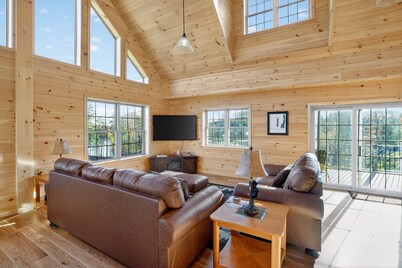 Peaceful Lakefront Cabin w/ Private Dock and Kayaks