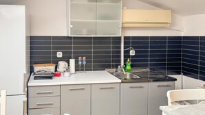 冷蔵庫、オーブン、コンロ、調理器具と食器