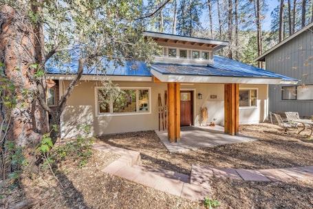 Exterior. Chipmunk Lodge on Oak Creek