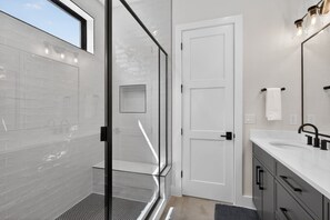 Shower, hair dryer, towels, shampoo - Reynolds Rooftop Sky Lounge, Concierge Services (Kingsland)