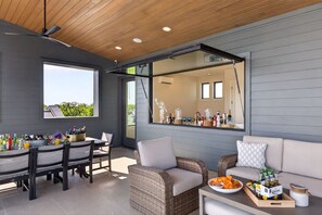 Outdoor dining - Reynolds Rooftop Sky Lounge, Concierge Services (Kingsland)