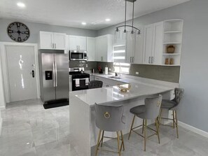 Private kitchen - Joy Estate Villa Portmore (Portmore)
