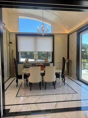 Dining - 1 Bedroom Atherton Guesthouse (Atherton)