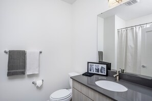 Dusj, hårføner, håndklær og såpe