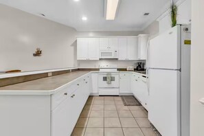 Private kitchen - Magnolia Pointe Condo Near Beach & Golf Pools (Myrtle Beach)