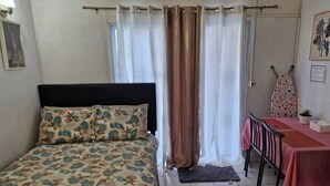 Ein Schlafzimmer mit einem Bett, einem Schreibtisch und einem Stuhl.