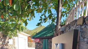 Eine Steinsäule mit einem Schild, auf dem 'Almond Grove' steht, und einem 'STOP'-Schild darüber.