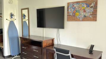 Una habitación con escritorio, silla, televisor y un mapa de los Estados Unidos en la pared.