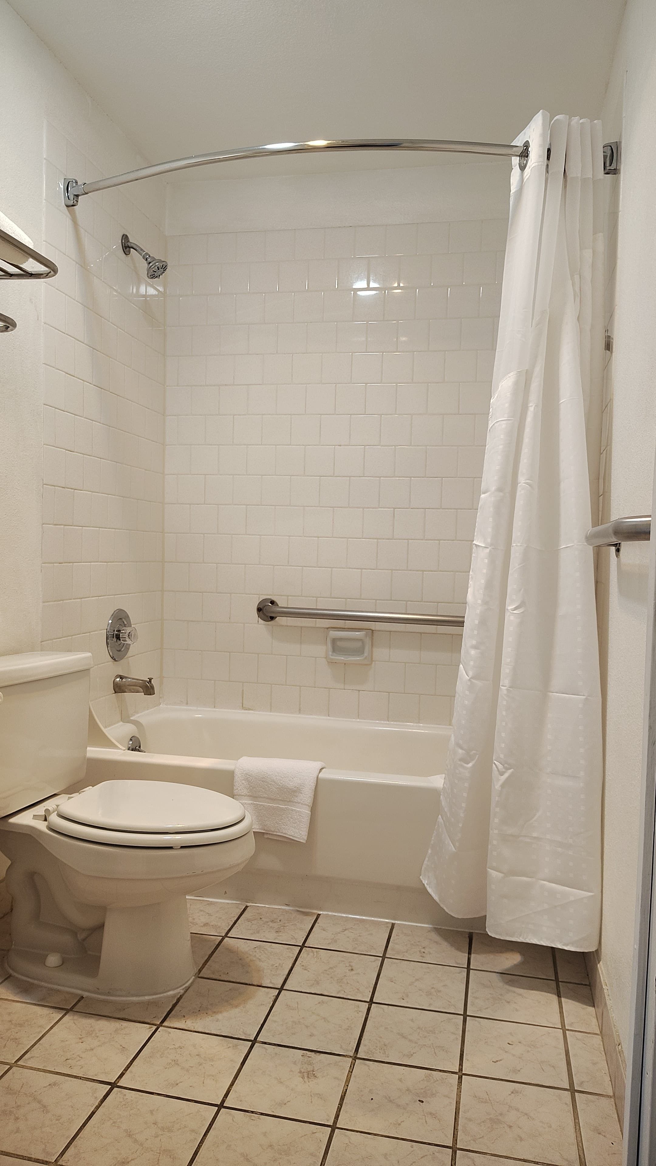 Amenidades de baño gratuitas, secadora de cabello, toallas, jabón 