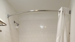 Ilmaiset hygieniatuotteet, hiustenkuivaaja, pyyhkeet, saippua