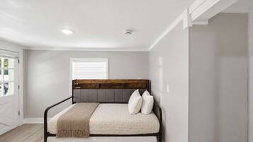5 bedrooms, iron/ironing board, WiFi