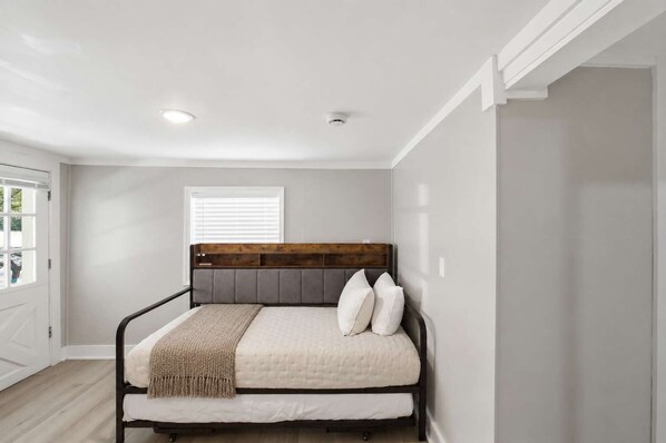 5 Schlafzimmer, Bügeleisen/Bügelbrett, WLAN