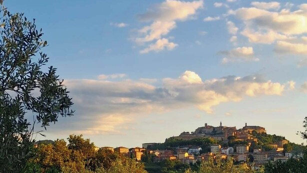 A swimming pool with a view of a town on a hill. - Tuscan oasis overlooking Montepulciano, Villa with pool and exclusive garden (Toscana)