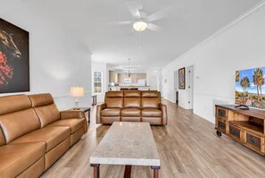 Living area - Magnolia Pointe Suite  Pools Near Beach & Golf (Myrtle Beach)