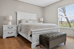 4 bedrooms, desk, iron/ironing board, free WiFi - Private Countryside Escape • Deck Views • Near SA (Adkins)