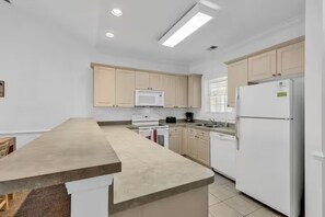 Private kitchen - Winter Golf Escape  Magnolia Pointe Condo (Myrtle Beach)