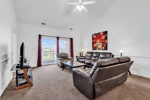 Living area - Winter Golf Escape  Magnolia Pointe Condo (Myrtle Beach)