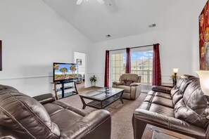 Living area - Winter Golf Escape  Magnolia Pointe Condo (Myrtle Beach)