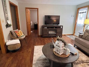 Living area - Peaceful 2-bedroom cottage tucked away in the heart of the Smoky Mountains. (Robbinsville)