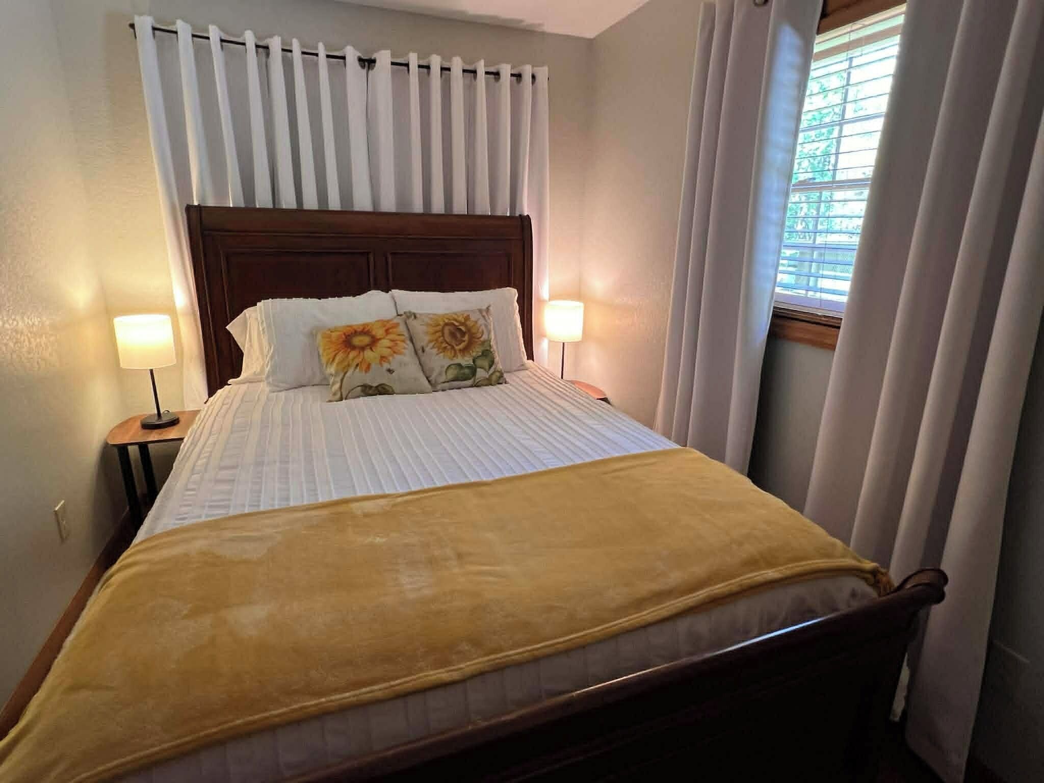 Iron/ironing board, free WiFi, bed sheets