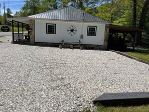Exterior - Peaceful 2-bedroom cottage tucked away in the heart of the Smoky Mountains. (Robbinsville)